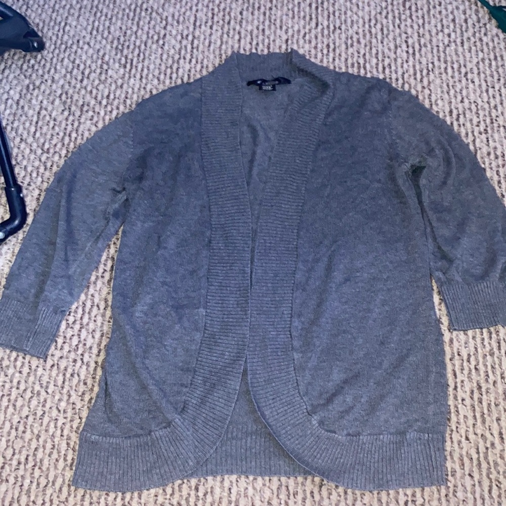 4 arm length grey sleeve short cardigan. Unworn. Great condition.
